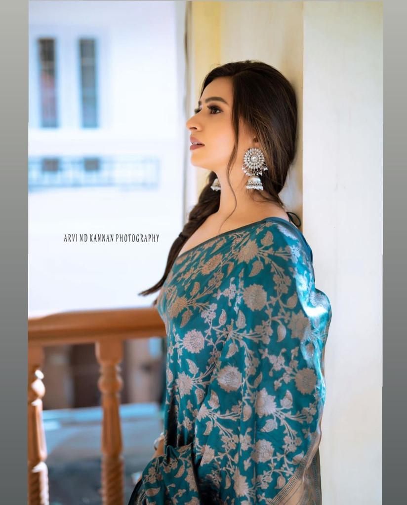 Regal Teal Banarasi Silk Saree with Intricate Floral Weave