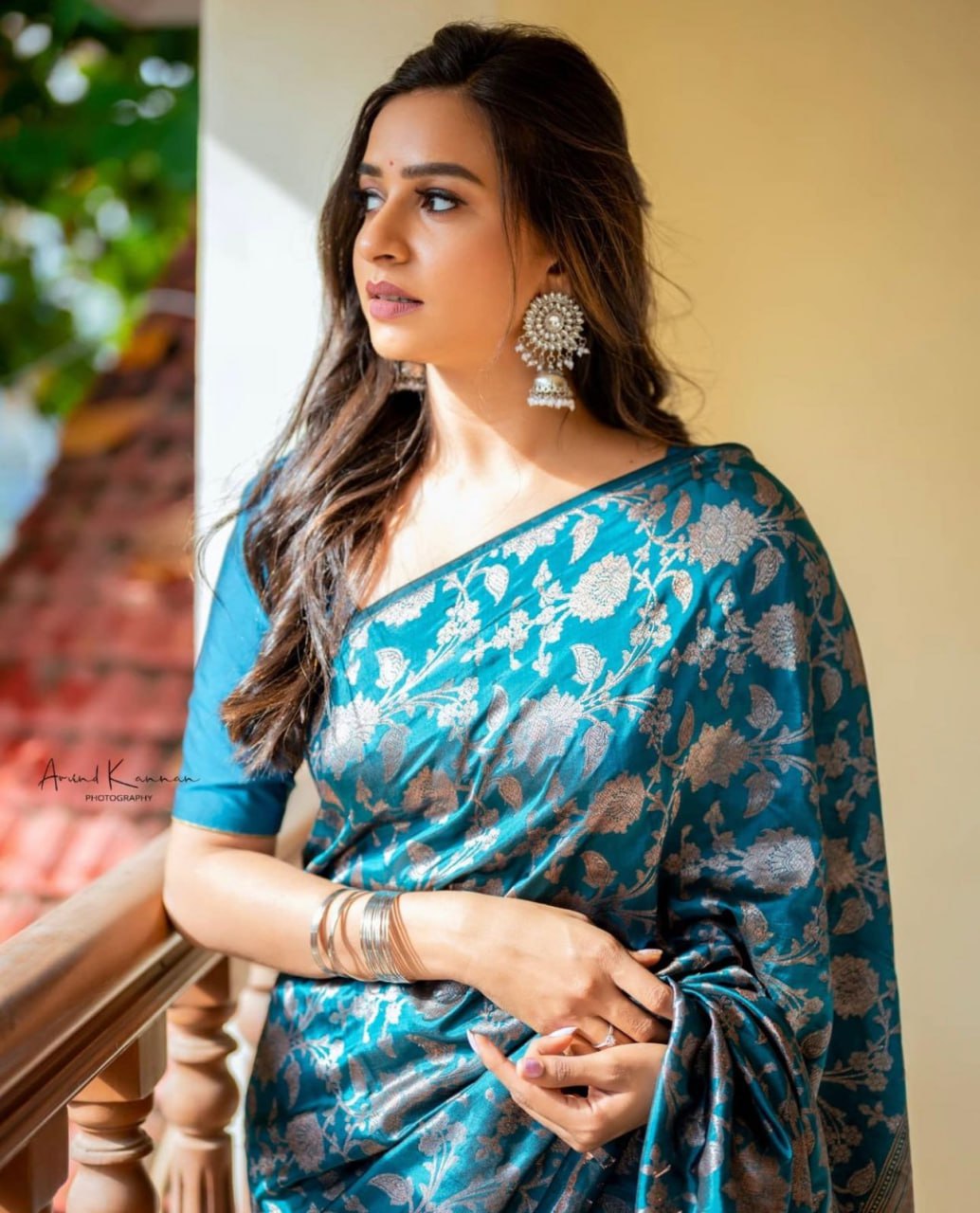 Regal Teal Banarasi Silk Saree with Intricate Floral Weave