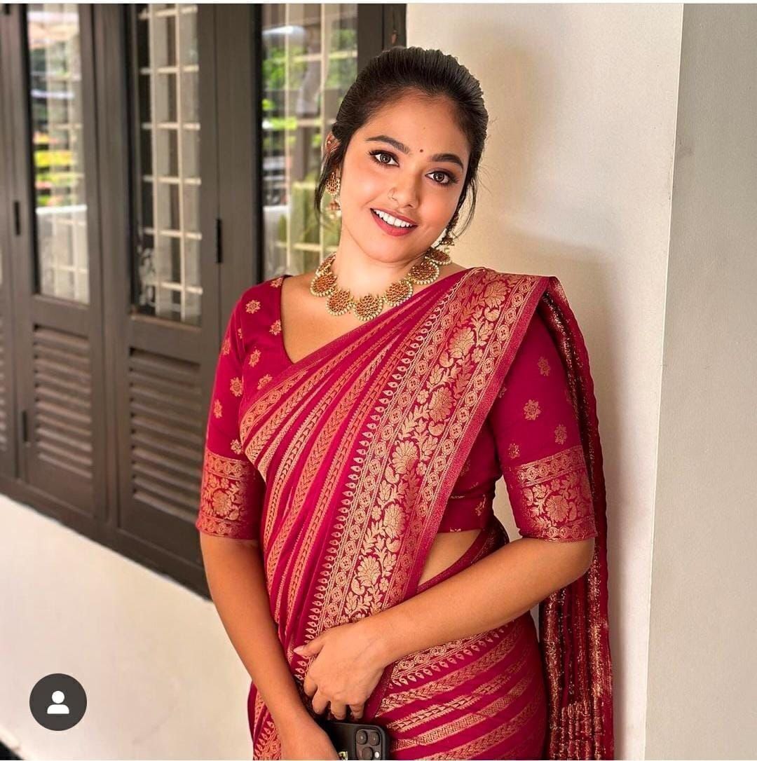 Majestic Magenta Banarasi Silk Saree with Traditional Zari Detailing