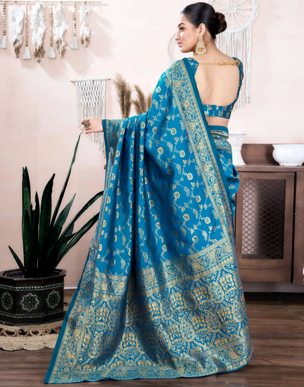 Exquisite Royal Blue Banarasi Silk Saree with Traditional Gold Zari Weave