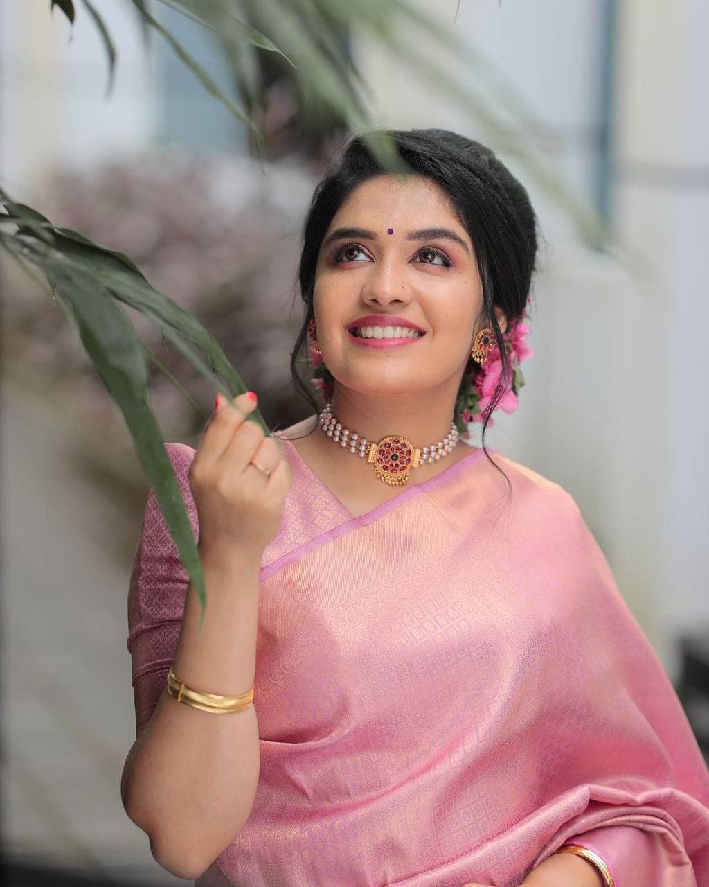 Ethereal Rose Pink Banarasi Silk Saree with Elegant Zari Border