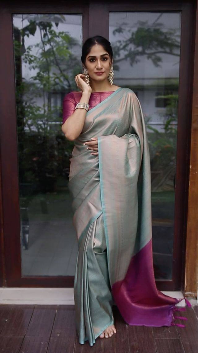Moonlight Silver & Magenta: Dual-Tone Banarasi Silk Saree