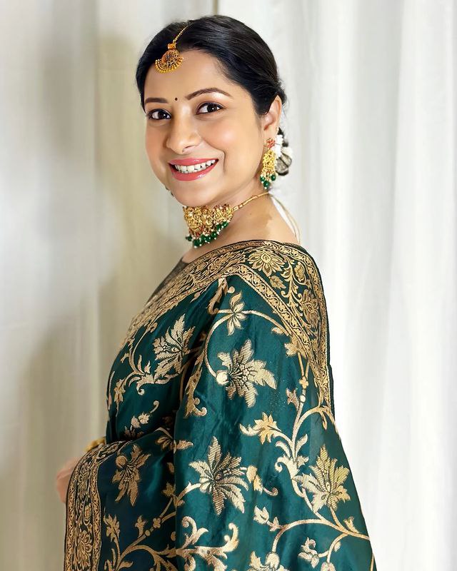 Emerald Queen Grand Banarasi Silk Saree with Antique Floral Jaal